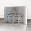 Metalinė Ventės rago ornitologinės stoties iškaba su įstaigos pavadinimu.