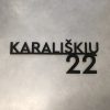 Juodas išpjautas užrašas „Karališkių 22“.