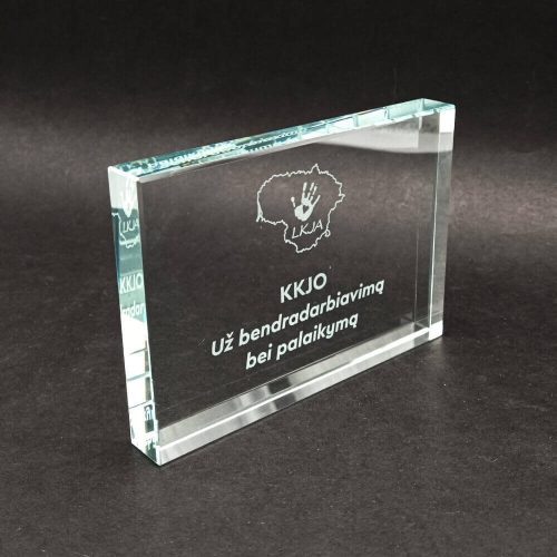Stačiakampė stiklinė padėka su Lietuvos kontūru ir užrašu apie bendradarbiavimą.