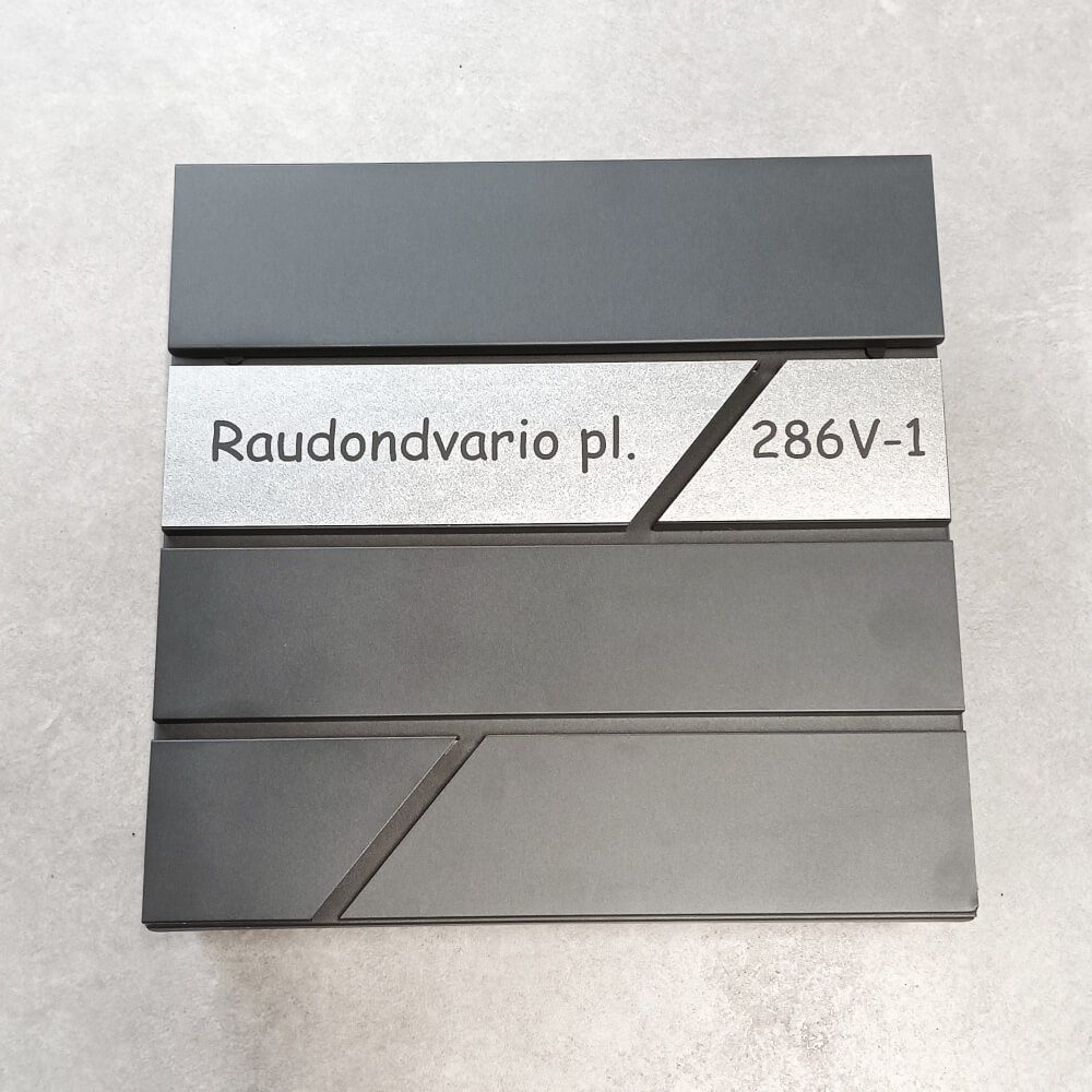 Pilka pašto dėžutė su išgraviruotu adresu „Raudondvario pl. 286V-1“.