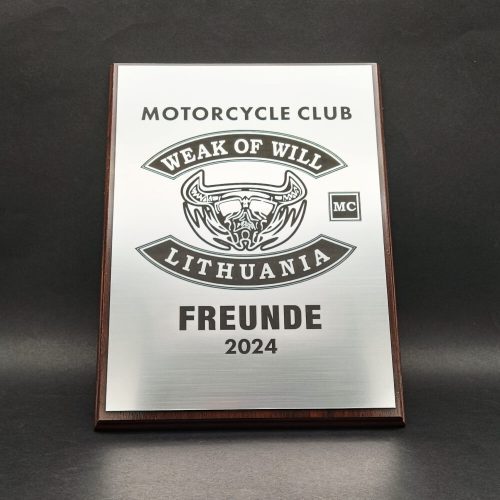 Stačiakampė motociklininkų klubo plaketė su logotipu ir užrašu „Freunde 2024“.