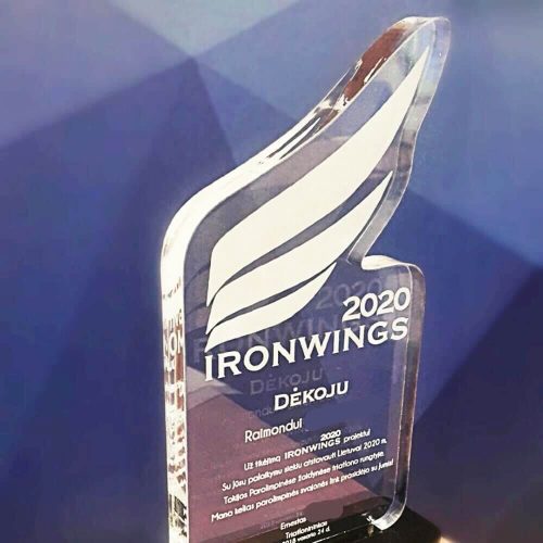 Skaidri „Ironwings“ padėkos statulėlė su sparno ženklu ir individualiu užrašu.