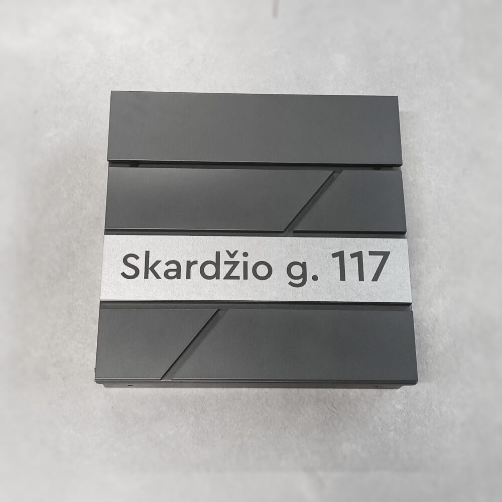 Pilka pašto dėžutė su išgraviruotu adresu „Skardžio g. 117“.