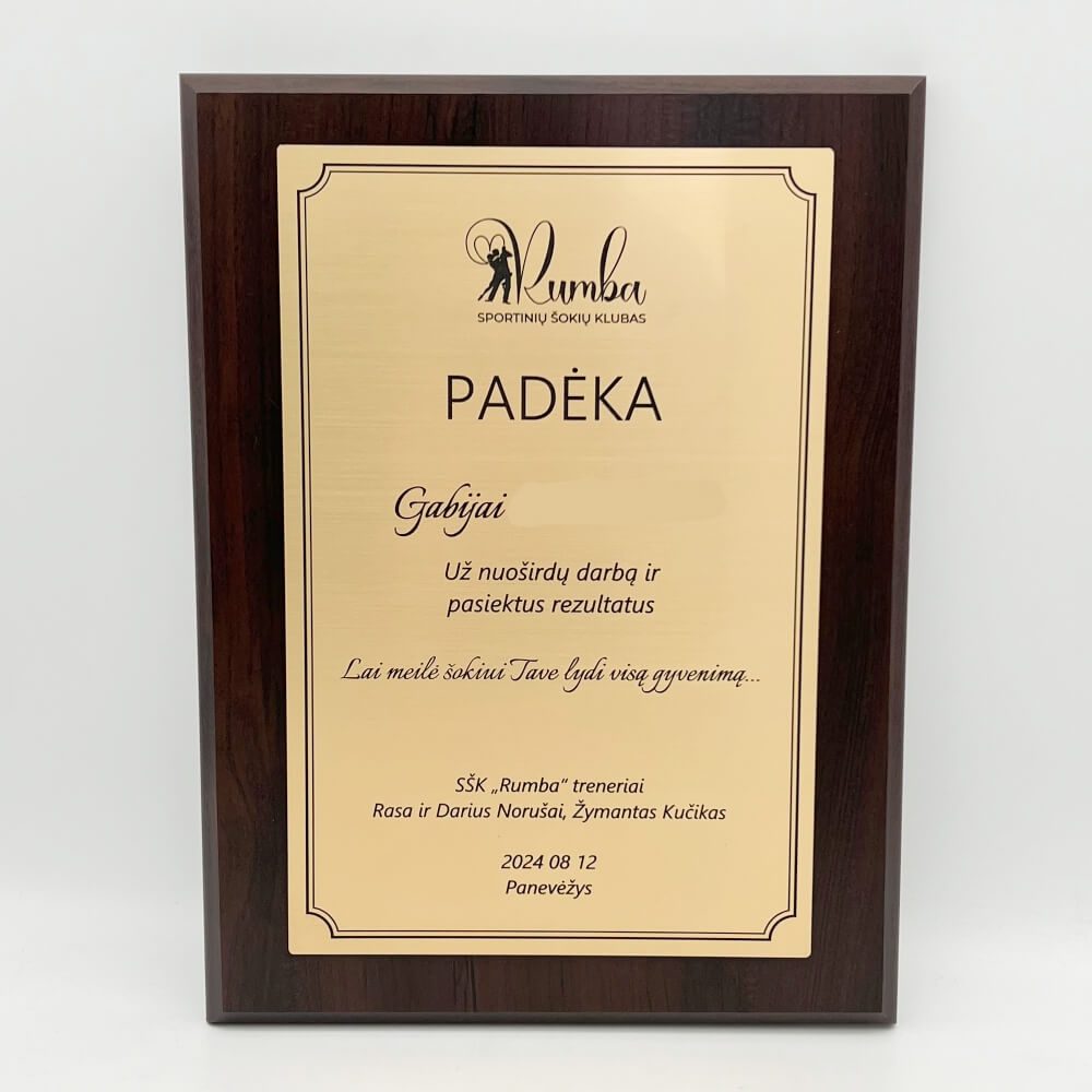 Aukso atspalvio padėkos plaketė už pasiektus rezultatus ant tamsaus pagrindo.