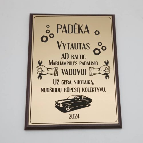 Aukso atspalvio padėkos vadovui plaketė su automobilio ir įrankių piešiniais.