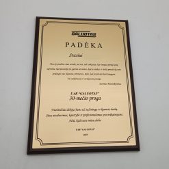 Padėkos darbuotojui lentelė ant tamsaus pagrindo su įmonės jubiliejaus tekstu