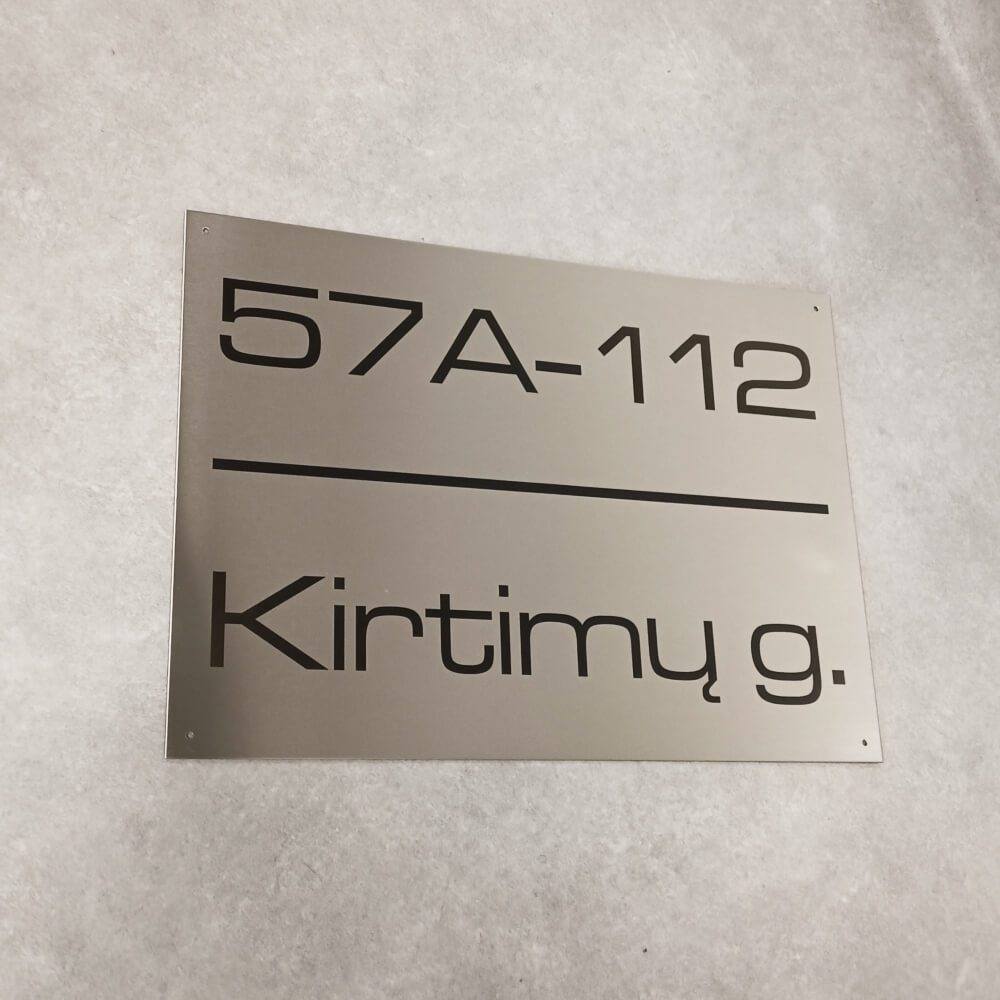 Metalinė adreso lentelė „Kirtimų g. 57A-112“.