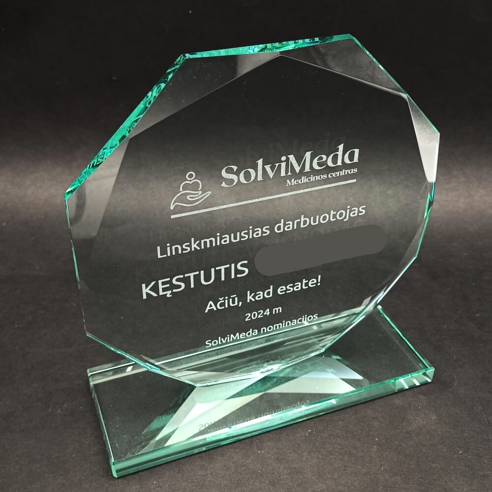 Stiklinis SolviMeda linksmiausio darbuotojo nominacijos apdovanojimas