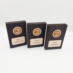 Trys medinės darbuotojų nominacijų lentelės su individualiais užrašais