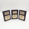 Trys tamsios stačiakampės plaketės su aukso spalvos darbuotojų nominacijomis.
