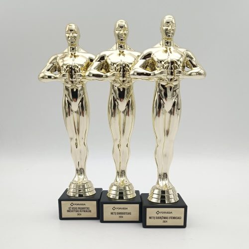 Trys aukso spalvos žmogaus figūros statulėlės kolegų nominacijoms ant juodų pagrindų.