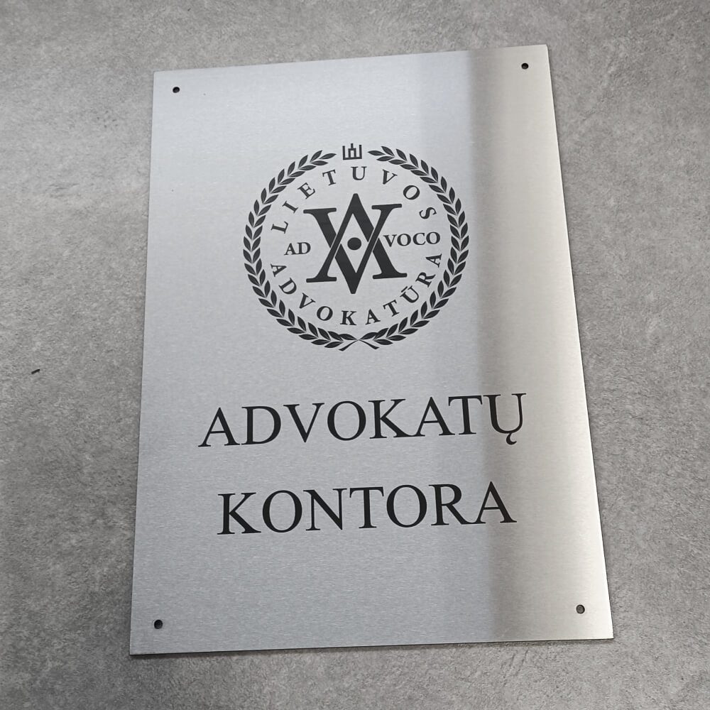 Nerūdijančio plieno lentelė su advokatų kontoros pavadinimu ir emblema.