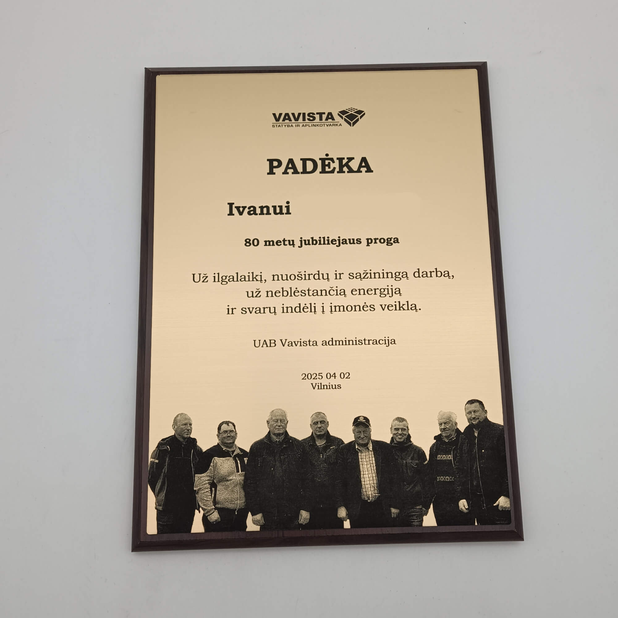 Aukso atspalvio padėkos plaketė Ivanui su kolektyvo nuotrauka apačioje.