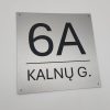 Adreso lentelė „Kalnų g. 6A“ su tvirtinimo angomis.
