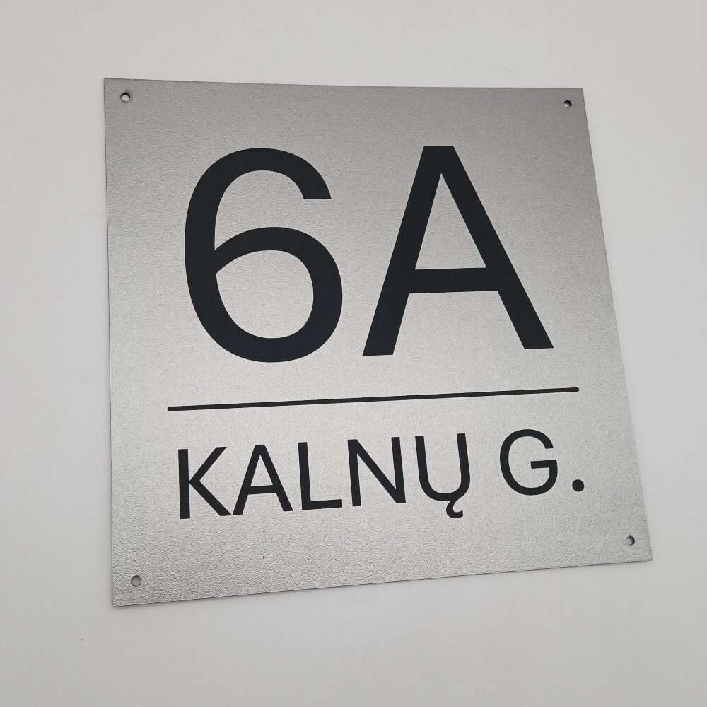 Adreso lentelė „Kalnų g. 6A“ su tvirtinimo angomis.