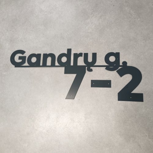 Gandrų g. 7-2 namo numeris su gatvės pavadinimu ir tvirtinimo skylėmis