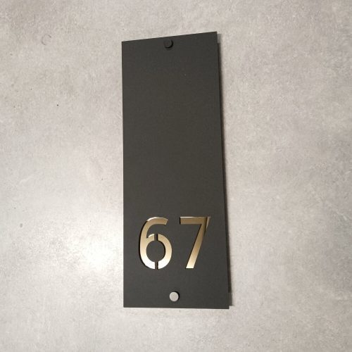 Matinė juoda PLEXIGLAS buto numerio lentelė „67“ su auksiniais skaičiais ir laikikliais