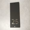 Matinė juoda PLEXIGLAS buto numerio lentelė „25“ su sidabriniais skaičiais ir distanciniais laikikliais