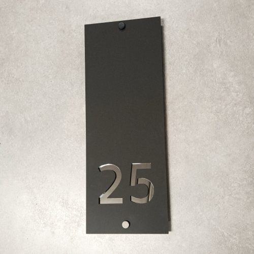 Matinė juoda PLEXIGLAS buto numerio lentelė „25“ su sidabriniais skaičiais ir distanciniais laikikliais