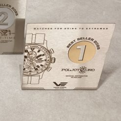 Metalinė pirmos vietos „Best Seller 2025“ plaketė su laikrodžio piešiniu ir aukso atspalvio skaičiumi.