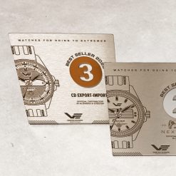 Metalinė trečios vietos „Best Seller 2025“ plaketė su laikrodžio piešiniu ir bronzos atspalvio skaičiumi.