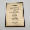 Aukso atspalvio padėkos plaketė pamainos vyresniajam tamsiame rėmelyje.