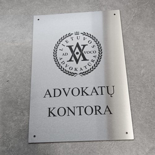 Nerūdijančio plieno iškaba su juodu tekstu ir emblema