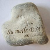 Širdies formos akmuo su išgraviruota data ir dedikacija