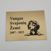 Aukso spalvos šuns Vango atminimo lentelė su atvaizdu ir užrašu.
