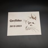 Katino Garfildo antkapio lentelė su portretu, vardu ir datomis.