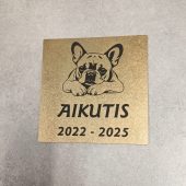 Aukso spalvos gyvūno atminimo lentelė su Aikučio portretu ir datomis.