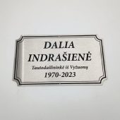 Antkapio lentelė su Dalios Indrašienės vardu ir figūriniu rėmeliu.