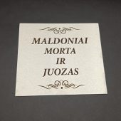 Antkapio lentelė su dviem vardais ir dekoratyviniais ornamentais.