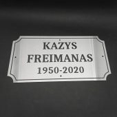 Antkapio lentelė su Kazio Freimano vardu ir figūriniu rėmeliu.