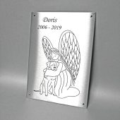 Šuns Doris atminimo lentelė su angelo piešiniu ir skylutėmis kampuose.