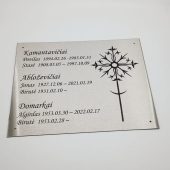 Antkapio lentelė su vardais, datomis ir saulės formos kryžiaus ornamentu.