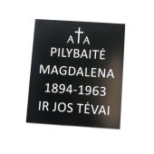 Juoda antkapio lentelė su Magdalenos Pilybaitės ir jos tėvų atminimo užrašu.