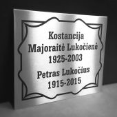Antkapio lentelė su dviem vardais ir dekoratyviniu kontūriniu rėmeliu.