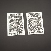Dvi atminimo lentelės su vardais ir QR kodais.