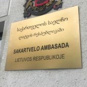 Aukso spalvos Rowmark iškaba Sakartvelo ambasadai Lietuvos Respublikoje
