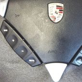Automobilio vairo mygtukų detalė su lazeriu pažymėtais simboliais