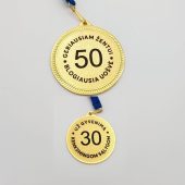 Du aukso atspalvio proginiai medaliai su skaičiais 50 ir 30, sujungti mėlyna juostele.