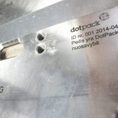 Metalo įrenginio detalė su lazeriu pažymėtu logotipu ir identifikaciniu numeriu