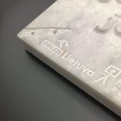 Šviesaus akmens apdovanojimas su išgraviruotu „ORLEN Lietuva“ logotipu