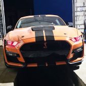 Automobilio žibinto stiklo graviravimo pavyzdys – Mustang