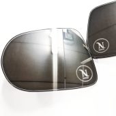 Du automobilio veidrodėliai su išgraviruotu apskritu logotipu
