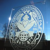 Skaidraus PMMA iškaba su „Miranda Konstantinidou“ logotipu