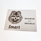 Šuns Smart atminimo lentelė su portretu, vardu ir datomis.