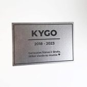 Gyvūno atminimo lentelė su Kygo vardu, data ir dedikacija.