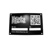 Juoda kavinės informacinė lentelė su QR kodu ir logotipu